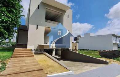 Imagem: A casa possui 3 Dormitórios, 5 Banheiros, 4 Vagas na garagem