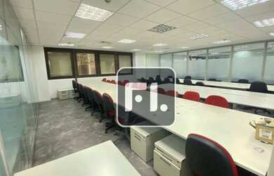 Imagem: O depósito possui 5 Vagas na garagem, 1.231m² de Área e