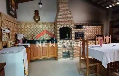 Imagem: A casa possui 3 Dormitórios, 2 Banheiros, 2 Vagas na garagem