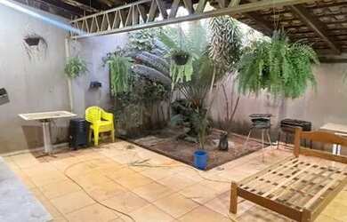 Imagem: A casa possui 3 Dormitórios, 2 Banheiros, 3 Vagas na garagem