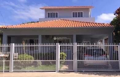 Imagem: A casa possui 4 Dormitórios, 3 Banheiros, 1 Vaga na garagem