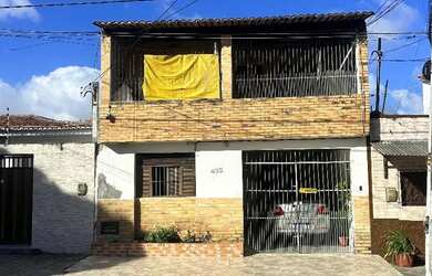 Imagem: A casa possui 4 Dormitórios, 4 Banheiros e 1 Vaga na garagem