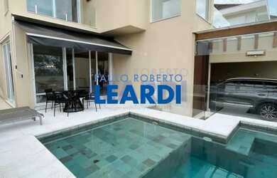 Imagem: A casa em condomínio possui 4 Dormitórios, 5 Banheiros, 4