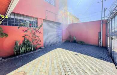 Imagem: O depósito possui 2 Vagas na garagem, 402m² de Área e está