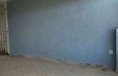 Imagem: A casa possui 2 Dormitórios, 2 Banheiros, 2 Vagas na garagem