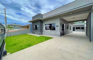 Imagem: A casa possui 3 Dormitórios, 3 Banheiros, 4 Vagas na garagem