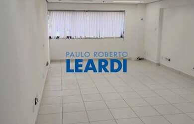 Imagem: O depósito possui 2 Vagas na garagem e 60m² de Área e está