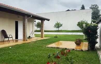 Imagem: A casa possui 3 Dormitórios, 4 Banheiros, 4 Vagas na garagem