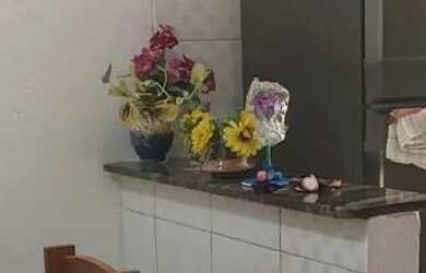 Imagem: A casa possui 2 Dormitórios, 1 Banheiro, 1 Vaga na garagem