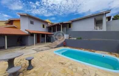 Imagem: A casa possui 3 Dormitórios, 2 Banheiros, 3 Vagas na garagem