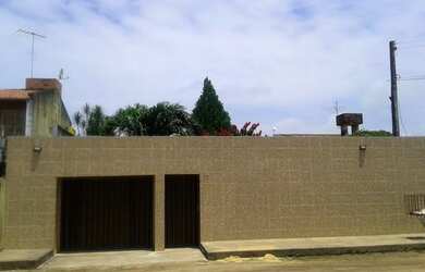 Imagem: A casa possui 4 Dormitórios, 3 Banheiros, 3 Vagas na garagem