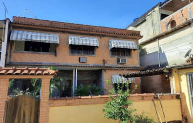 Imagem 2: 2 Casas por R$ 250 mil. Varanda, 2 Vagas na garageme5 Dormitórios