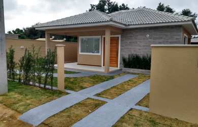 Imagem: A casa possui 3 Dormitórios, 2 Banheiros, 2 Vagas na garagem