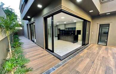 Imagem: A casa em condomínio possui 4 Dormitórios, 5 Banheiros, 4