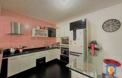 Imagem: A casa possui 3 Dormitórios, 3 Banheiros, 2 Vagas na garagem