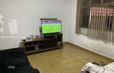 Imagem: A casa possui 2 Dormitórios, 1 Banheiro, 1 Vaga na garagem