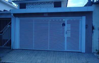 Imagem: A casa possui 3 Dormitórios, 4 Banheiros, 2 Vagas na garagem