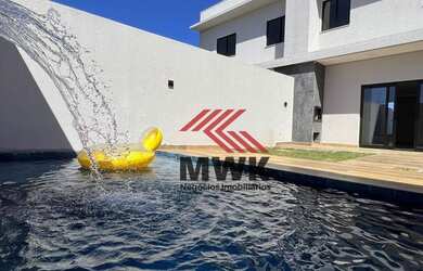 Imagem: A casa possui 3 Dormitórios, 2 Banheiros, 2 Vagas na garagem