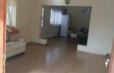 Imagem: A casa possui 4 Dormitórios, 2 Banheiros, 4 Vagas na garagem