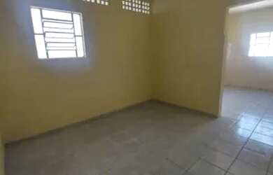 Imagem: A casa possui 1 Dormitório, 1 Banheiro, 1 Vaga na garagem