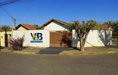 Imagem: A casa possui 3 Dormitórios, 2 Banheiros, 2 Vagas na garagem