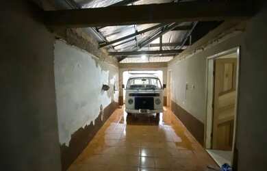 Imagem: A casa possui 3 Dormitórios, 2 Banheiros, 2 Vagas na garagem