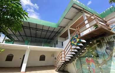 Imagem: A casa possui 5 Dormitórios, 5 Banheiros, 5 Vagas na garagem