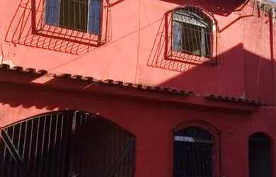 Imagem: A casa possui 3 Dormitórios, 2 Banheiros, 2 Vagas na garagem