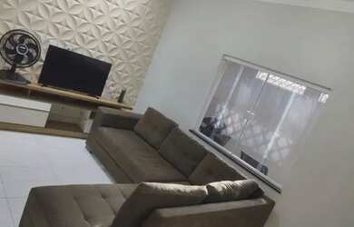 Imagem: A casa possui 3 Dormitórios, 1 Banheiro, 1 Vaga na garagem