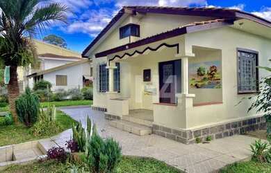 Imagem: A casa possui 3 Dormitórios, 2 Banheiros, 2 Vagas na garagem