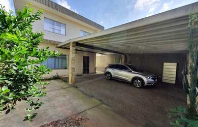 Imagem: A casa possui 3 Dormitórios, 3 Banheiros, 4 Vagas na garagem