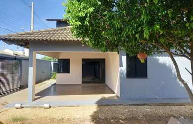 Imagem: A casa possui 3 Dormitórios, 2 Banheiros, 2 Vagas na garagem