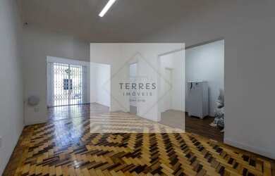 Imagem: A casa possui 1 Dormitório, 2 Banheiros, 2 Vagas na garagem