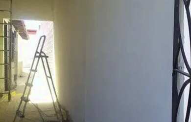 Imagem: A casa possui 1 Dormitório, 1 Banheiro, 1 Vaga na garagem