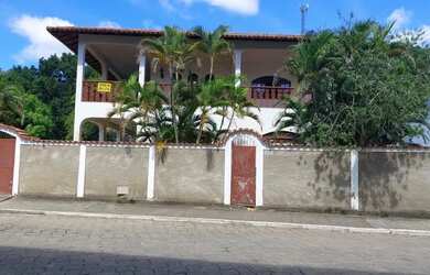 Imagem: A casa possui 5 Dormitórios, 3 Banheiros, 5 Vagas na garagem