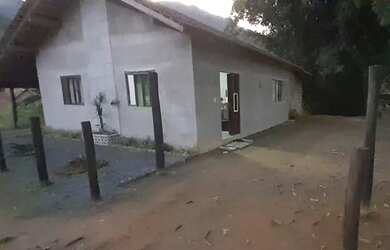 Imagem: A casa possui 2 Dormitórios, 1 Banheiro, 1 Vaga na garagem