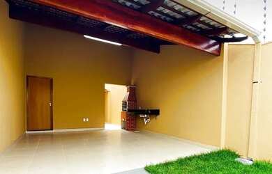 Imagem: A casa possui 3 Dormitórios, 3 Banheiros, 2 Vagas na garagem