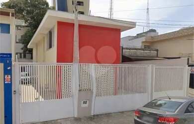 Imagem: A casa possui 1 Dormitório, 2 Banheiros, 3 Vagas na garagem