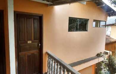 Imagem: A casa possui 1 Dormitório, 1 Banheiro, 1 Vaga na garagem