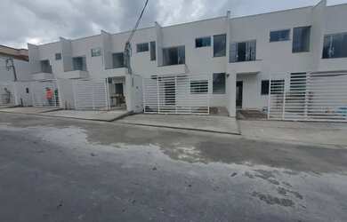 Imagem: A casa possui 3 Dormitórios, 1 Banheiro, 2 Vagas na garagem