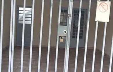 Imagem: A casa possui 3 Dormitórios, 2 Banheiros e está localizado