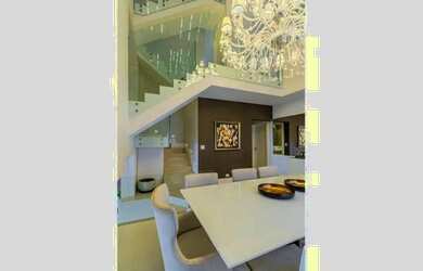 Imagem: A casa possui 4 Dormitórios, 5 Banheiros, 4 Vagas na garagem