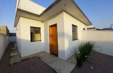 Imagem: A casa possui 3 Dormitórios, 1 Banheiro, 1 Vaga na garagem