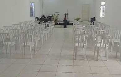 Imagem: A casa possui 2 Vagas na garagem e está localizado em Cidade