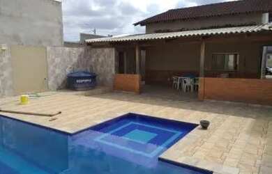 Imagem: A casa possui 3 Dormitórios, 3 Banheiros, 4 Vagas na garagem