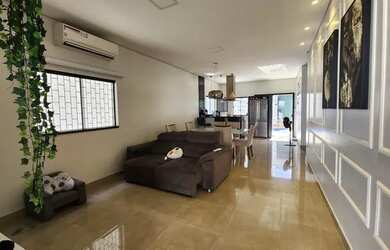 Imagem: A casa possui 2 Dormitórios, 2 Banheiros, 2 Vagas na garagem