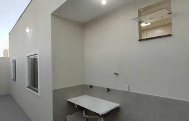 Imagem: A casa possui 2 Dormitórios, 1 Banheiro, 2 Vagas na garagem