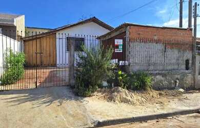 Imagem: A casa possui 3 Dormitórios, 1 Banheiro, 1 Vaga na garagem