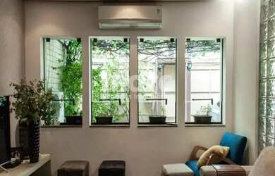 Imagem: A casa possui 3 Dormitórios, 1 Banheiro, 3 Vagas na garagem