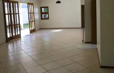 Imagem: A casa possui 4 Dormitórios, 3 Banheiros, 4 Vagas na garagem